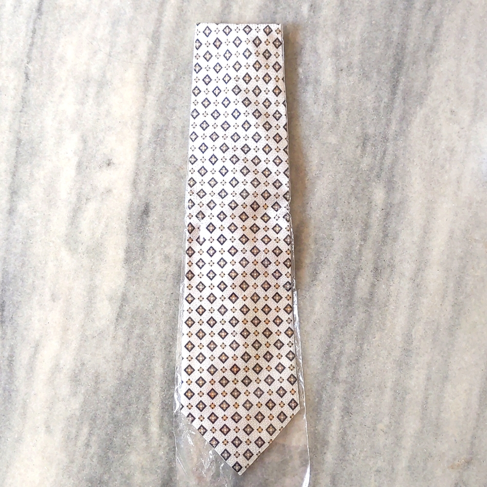 NWOT. Men's Tie with diamond shapes and gold color.